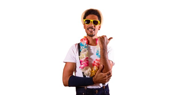 Photo un homme noir magnifique avec un costume de carnaval brésilien