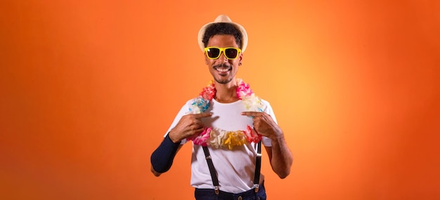 Un homme noir magnifique avec un costume de carnaval brésilien