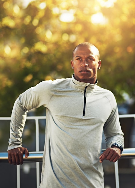 Homme noir en plein air et penser par le soleil pour l'exercice physique et l'entraînement pour le marathon avec l'endurance coureur masculin de la ville et des idées sur la pause pour le bien-être cardio et les avantages pour la santé avec la course