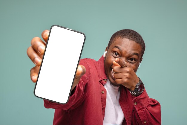 homme noir pointant sur un téléphone portable avec un écran blanc vierge