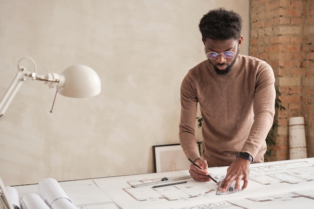 Photo homme noir préparant le dessin technique