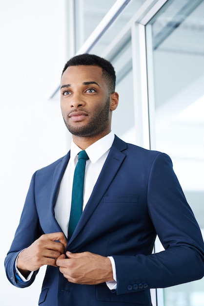 Homme noir professionnel et costume au travail pour la carrière d'affaires et l'employé de l'entreprise avec confiance avocat d'entreprise et un emploi sur le lieu de travail pour la justice tribunal et la fierté avec des connaissances ou de l'expérience