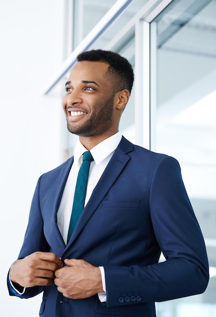 Homme noir professionnel et sourire au travail pour la carrière d'affaires et l'employé de l'entreprise avec confiance avocat d'entreprise et un emploi sur le lieu de travail pour la justice tribunal et la fierté avec des connaissances ou de l'expérience