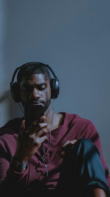 Homme noir regardant un clip vidéo depuis son téléphone