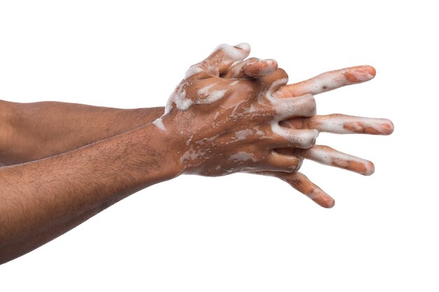 Homme noir se laver les mains avec du savon isolé sur fond blanc. Concept d'hygiène, de propreté