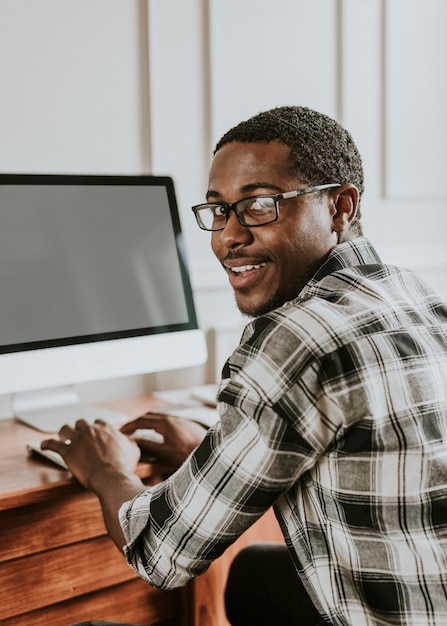 Homme noir tapant sur un clavier