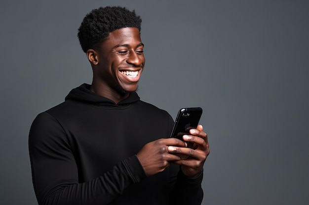 Homme noir avec un téléphone en arrière-plan du studio