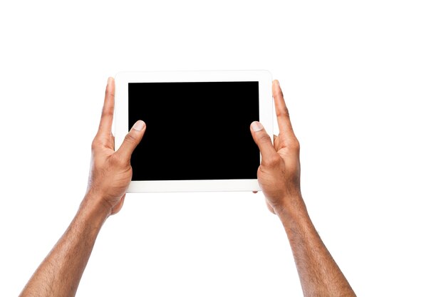 Homme noir tenant une tablette numérique isolée sur fond blanc. Homme afro-américain avec gadget avec écran vide, espace de copie pour la publicité