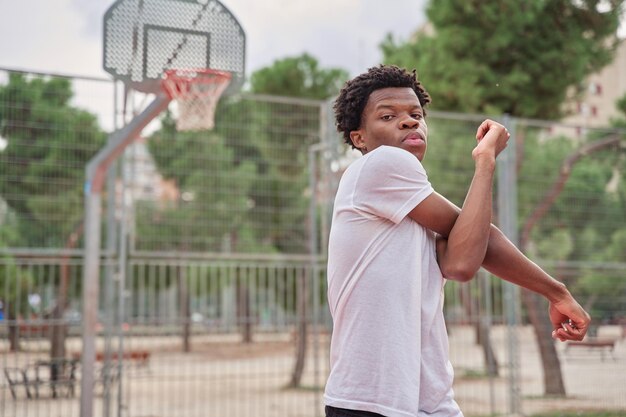 Photo un homme noir tend les bras pour jouer au basket