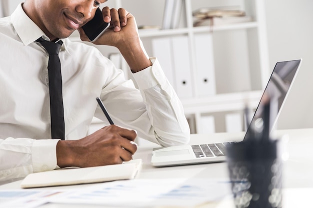 Homme noir travaillant au bureau