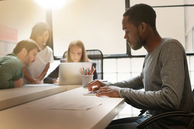 Photo homme noir travaillant dans des bureaux modernes avec des collègues