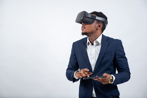 Homme noir utilisant un casque et un téléphone vr