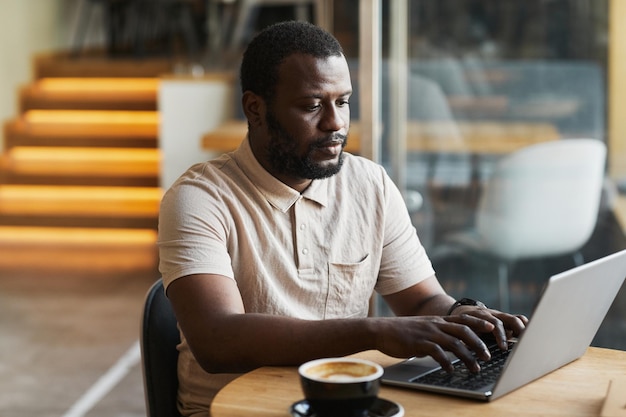 homme noir, utilisation, ordinateur portable, dans, café