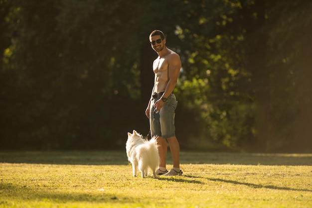 Homme nu et son chien