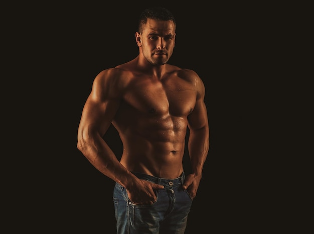 Homme nu torse denim mode mec musclé nu en jeans sexy topless musculaire fitnes modèle mâle nak