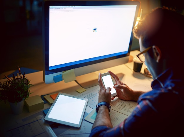 Homme de nuit et dactylographie avec écran de téléphone pour la planification, le réseautage ou le brainstorming, la créativité, la maquette technologique ou la connectivité au bureau pour la recherche administrative ou le SEO pour la société de marketing.