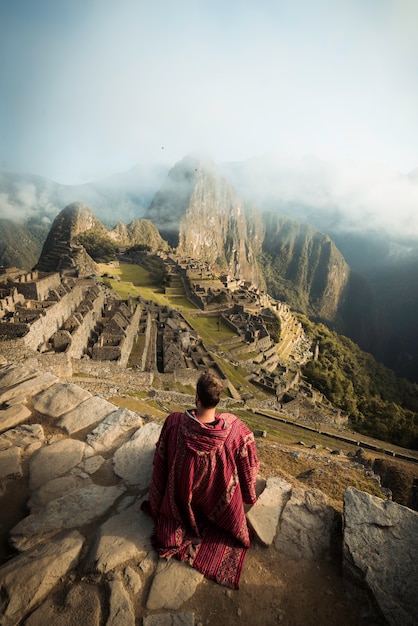 Photo homme observant les ruines du machu picchu