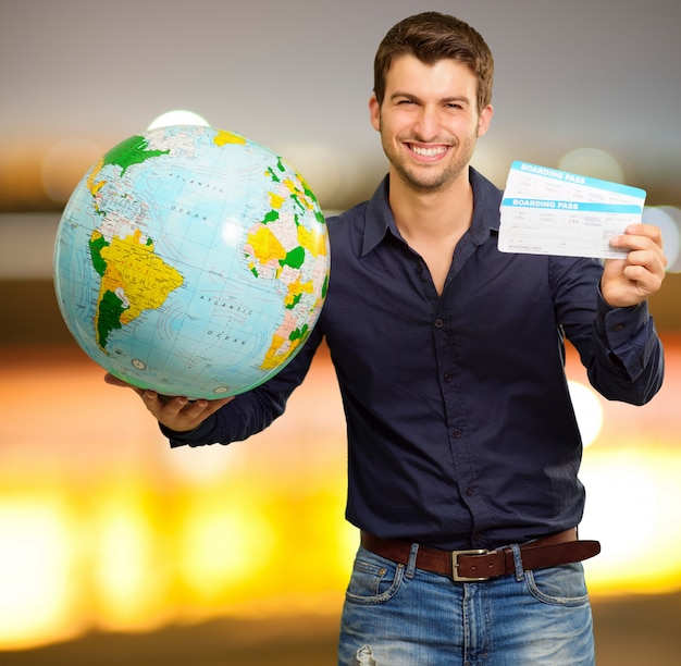 Photo homme obtenir un billet sur le monde