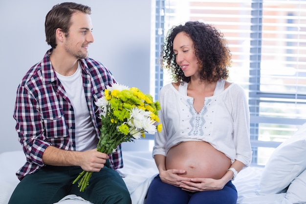 Homme, offrande, bouquet fleurs, à, sien, femme enceinte, dans, ward