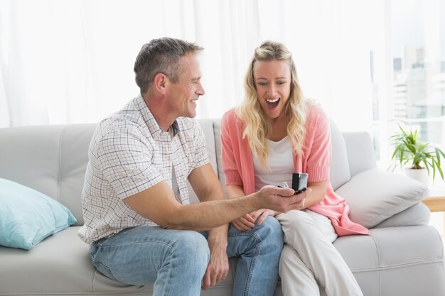 Homme offrant un cadeau romantique à sa petite amie