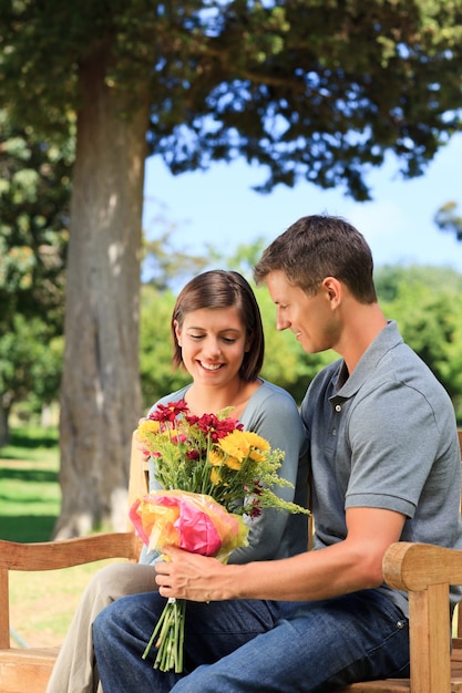 Homme offrant des fleurs à sa petite amie