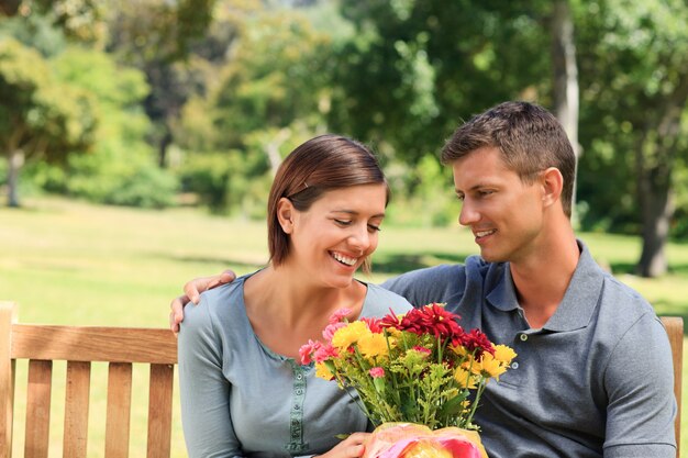 Homme offrant des fleurs à sa petite amie