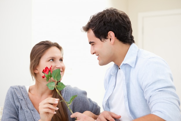 Homme offrant une rose à une femme