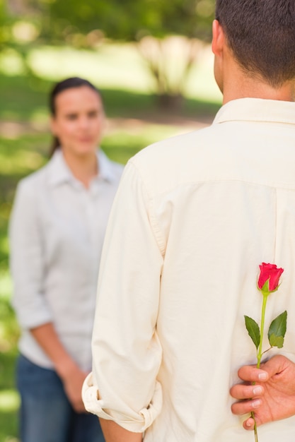 Homme offrant une rose à sa petite amie