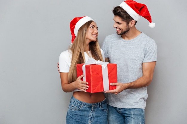 L'homme offre un cadeau de Noël à sa petite amie