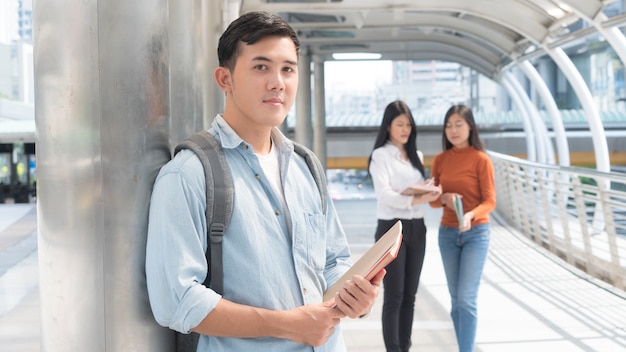 Homme optimiste avec stationnaire et livre