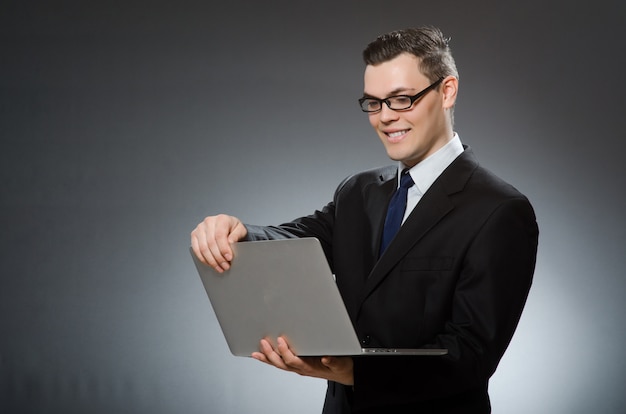 Homme avec ordinateur portable au concept d&#39;entreprise