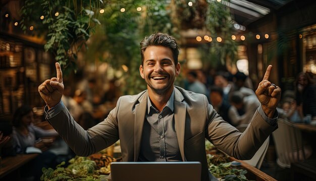 Photo un homme avec un ordinateur portable dans les mains sourit et tient un bouquet de fleurs