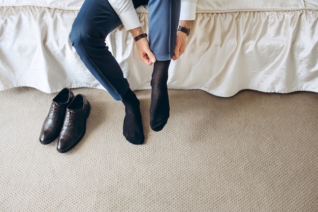 L'homme organise des chaussettes avant de mettre des chaussures