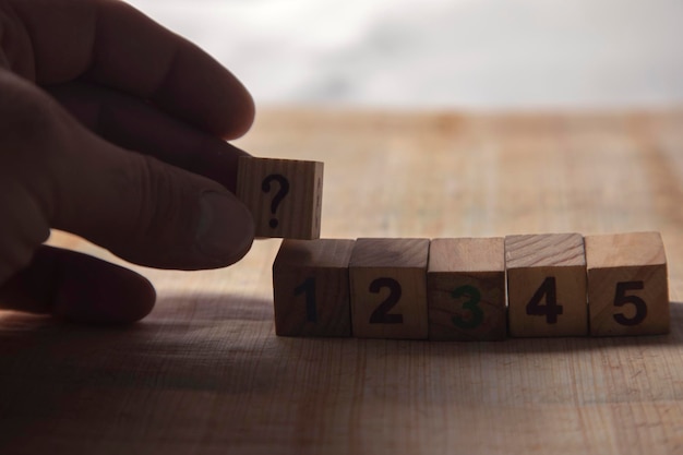 L'homme organise le nombre de cubes de bois