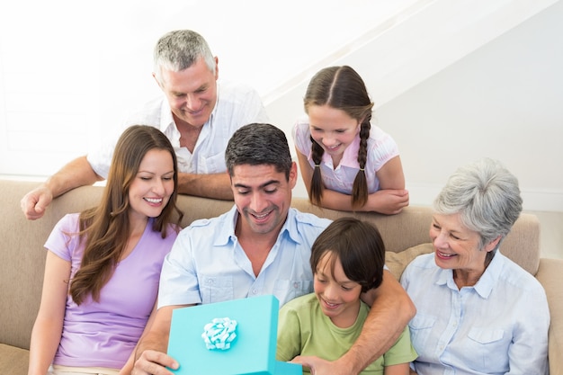 Homme ouvrant le cadeau d&#39;anniversaire à la maison