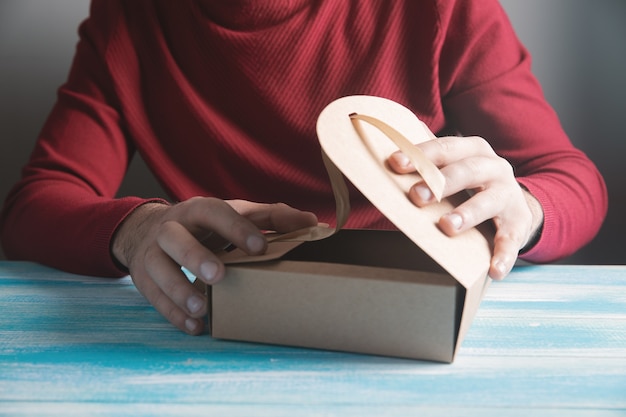 L'homme ouvre un cadeau sur la table