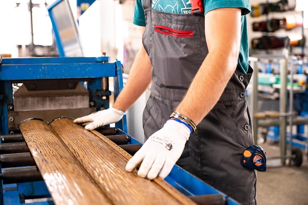 L'homme ouvrier à l'usine mesure des travaux industriels de production de métaux