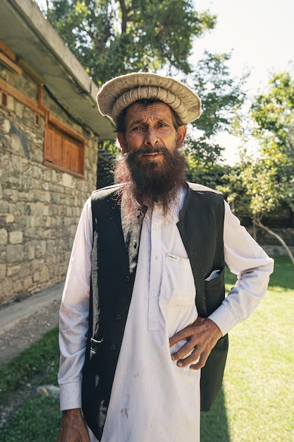 L'homme pakistanais vêtus de façon traditionnelle de Kalash Valley Chitral Pakistan