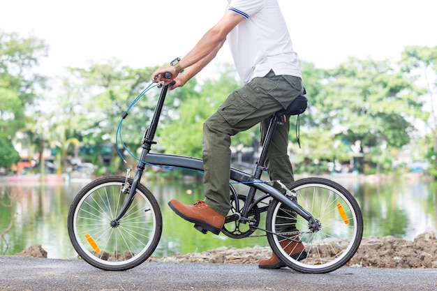 Homme, pantalon cargo, vélo, jardin