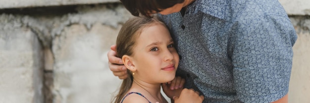 Homme papa ayant du temps avec enfant fille fille de neuf ans câlins et lisser ses cheveux heureux père jouant avec l'enfant vie réelle authentiques moments de paternité au jour le jour bannière de soins d'amour paternel