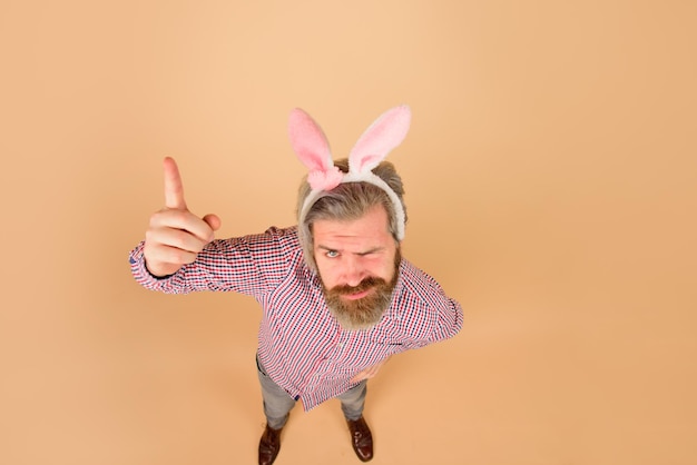 L'homme de Pâques pointe le doigt sur l'espace de copie vente discount vente saison joyeuses pâques homme dans les oreilles de lapin