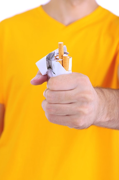 Homme avec un paquet de cigarettes écrasé en gros plan