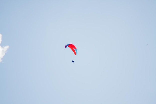 Homme parapente dans le ciel de Rio de Janeiro Brésil