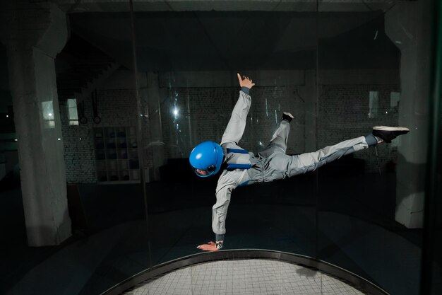 Un homme avec un parapluie dans le verre.