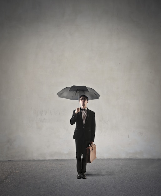 homme avec parapluie