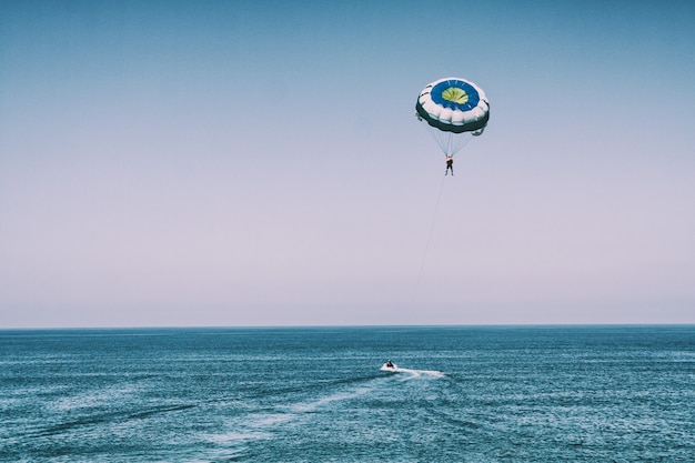 Homme Avec Parashute Au Bord De La Mer