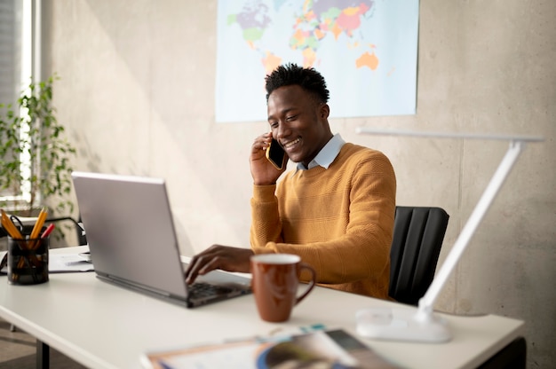 Photo homme parlant au téléphone coup moyen