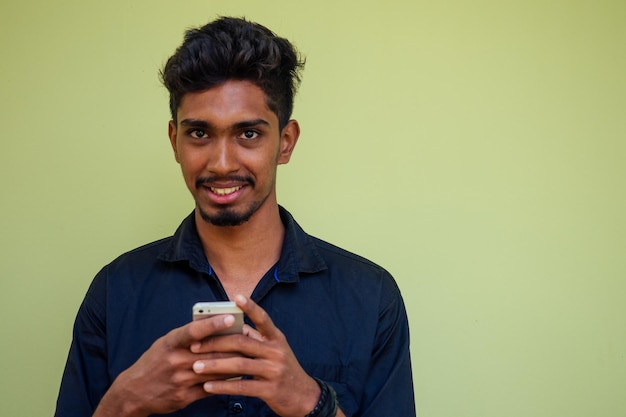 Homme Parlant Au Téléphone Inde Vacances D'été. Jeune Indépendant Indien élégant Travaillant Avec Un Ordinateur Portable Indépendant Surfant En Ligne. Homme D'affaires Au Travail à Distance Sur La Plage. Travail De Rêve. Vente D'achat En Ligne.