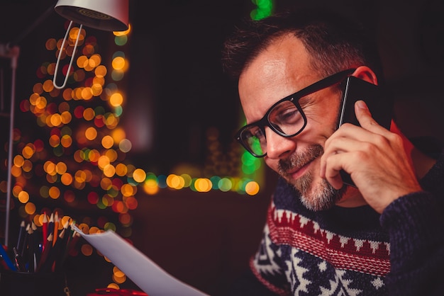 Homme parlant au téléphone intelligent