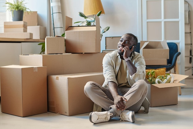 Homme parlant au téléphone portable dans la chambre